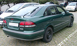 Un automóvil Mazda 626 Matsuri modelo 1997