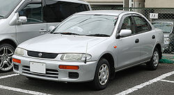 Un automóvil Mazda 323 modelo 2002.