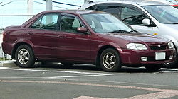 Un automóvil Mazda 323 modelo 2003.