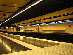 Metro Barcelona station Gavarra L5.JPG