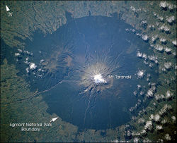 Imagen por satélite del Monte Taranaki mostrando el casi circular Parque Nacional Egmont que lo rodea