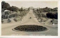 Postal antigua del Museo de Ipiranga y el jardín
