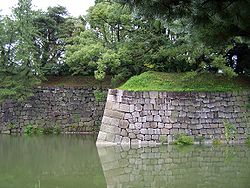 Foso de agua o mizuhori del Castillo Nijō.