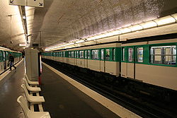 Paris Metro Le pont de Lavallois Becon.jpg