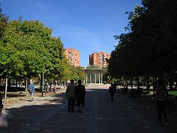 Paseo principal del Parque de la Ciudad de los Ángeles (Madrid).jpg