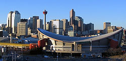 Vista de Calgary, con el Saddledome en primer plano.
