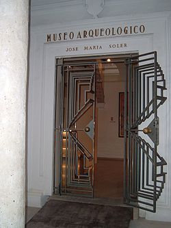 Puerta del museo arqueologico.JPG