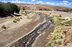 El río La Quiaca, en el límite entre Bolivia (izq.) y Argentina (der.)