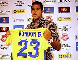 Rondón posando con su camiseta el día de su presentación en Las Palmas.