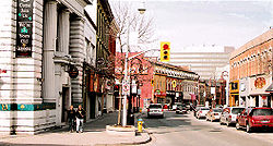 Unión de las calles St. Paul y Queen dentro de la ciudad.