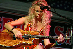 Taylor Swift en junio de 2008.