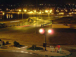Vista nocturna de la ciudad de Tobruk.