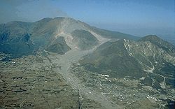 El monte Unzen. Puede observarse el flujo piroclástico y los depósitos de lava.