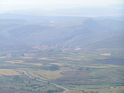 Vista de Villarroya desde el Mirador de Villarroya (Villarroya de los Pinares, Teruel, Aragón).jpg