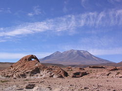 Volcan Ollagüe desde Bolivia.jpg