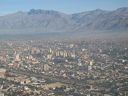 Panorama de la ciudad de Cochabamba con el Cerro Tunari al fondo - Bolivia.jpg