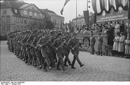 Miembros de la VP desfilando por Neustrelitz en 1955 con fusiles de asalto alemanes StG 44.