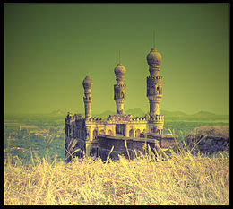 Teen minar Elgandal fort Karimnagar.jpg