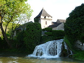Condat-sur-Vézère donjon cascade (2).JPG