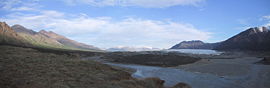 Glaciar Donjek a la derecha, río Donjek a la izquierda