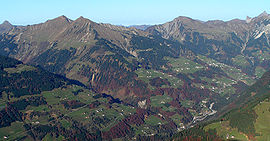 El valle de Grosses Wasertal con los pueblos de Sonntag y Fontaenella, vistos desde la montaña Hoher Frassen.