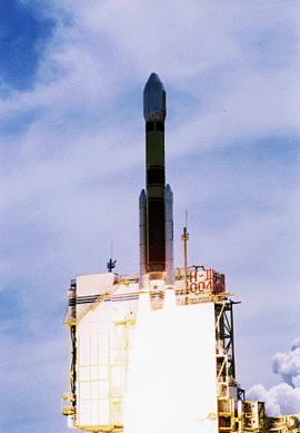 El H-II lanzando el satélite de observación terrestre ADEOS