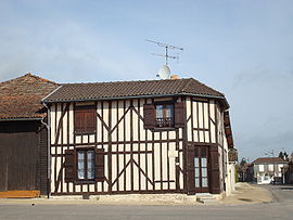 Hampigny maison en pans de bois 01 avril 2008.JPG