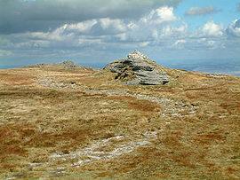 High Willhays, el punto más alto de Dartmoor y de Inglaterra meridional con 621 msnm, con Yes Tor detrás