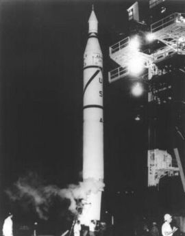 Un cohete sonda Júpiter-C en la plataforma de lanzamiento