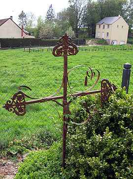 La Vicogne cimetière (croix fer forgé) 1.jpg