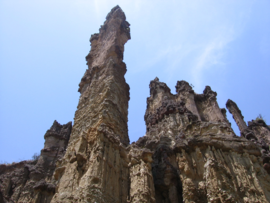 Las columnas de roca erosionada que conforman Los Estoraques se encuentran a tan solo 200 metros del municipio La Playa de Belén
