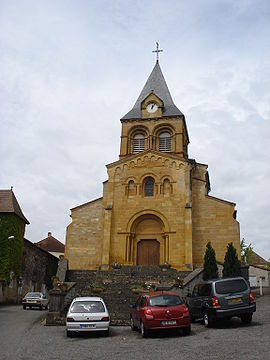 Melay (Saône-et-Loire, Fr), l'église avec son escalier.JPG