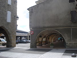 Monségur (Gironde), arcadenplein.JPG