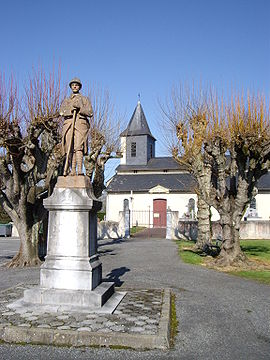 Monument aux morts et église Saint-Jean-Baptiste de Lourenties.JPG