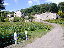 Valprionde 46800 Le village et l'église 09-08-1999.jpg
