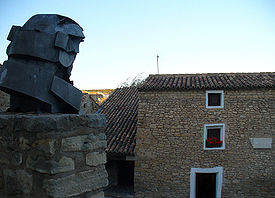 Estatua de Francisco de Goya frente a su casa natal