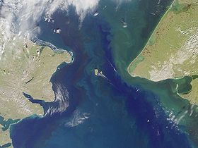 Vista del estrecho de Bering, con el cabo Dezhneva (Rusia) arriba a la izquierda, el cabo Príncipe de Gales (Alaska), a la derecha y las islas Diómedes en el centro