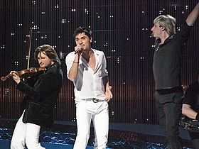 Dima Bilán, durante la primera semifinal, interpretando el tema ganador Believe