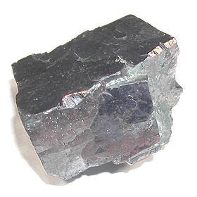 Un trozo de galena, un mineral cuya composición química es Sulfuro de plomo (II)