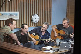 Hombres G en el estudio cantando.jpg