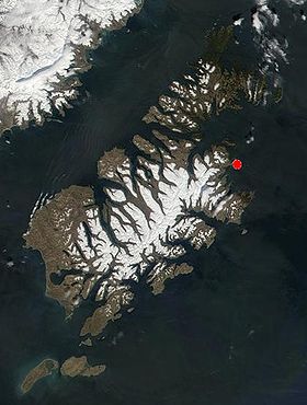 Vista de satélite de la parte central del estrecho de Shelikof y las islas  Kodiak y Afognak (el punto rojo marca la localización del asentamiento de Kodiak)