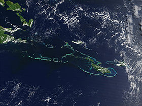 Vista de satélite (de izquierda a derecha, las  islas de Rossel y Tagula (la isla Misima isla, que alberga el mayor pueblo de la región, está oculta por las nubes en el centro de la imagen). (MODIS, 11 septiembre de 2002)