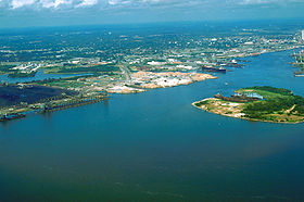 Vista aérea del puerto y la ciudad de Mobile, al fondo de la bahía
