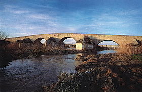 Pont romain sur l'Ofanto à Canosa di Puglia.jpg