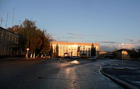 Russia-aleksandrov-courthouse,lenin statue.jpg