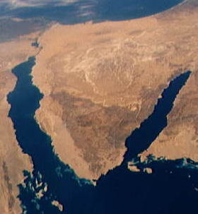 Vista de satélite del golfo de Suez (izda.) y del de Aqaba (dcha.), en cuya boca están los estrechos de Tirán