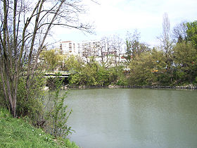 Tundzha River in Yambol, Bulgaria.jpg