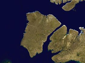 Vista de satélite de la isla de Banks, y al este, el estrecho del Príncipe de Gales