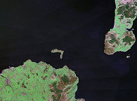Vista de satélite del final norte del canal, con Fair Head y la isla  de Rathlin (izqda) y el  Mull of Kintyre e isla Sanda (dcha)