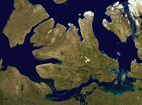 Vista de satélite de la isla Victoria (al sureste, el golfo de la Reina Maud)